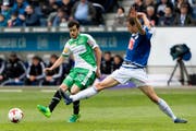 Den Erfolg im Blick: St.Gallens Tranquillo Barnetta in Aktion gegen Luzern. (Bild: GEORGIOS KEFALAS (KEYSTONE))