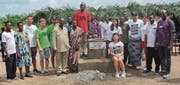 Gelungene Grundsteinlegung für das Schulhaus: Yanek Schiavone (Vierter von rechts) posiert mit Mitgliedern und Freiwilligen von Des sourires pour le Togo und mit Dorfbewohnern. (Bild: pd)