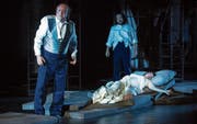 Verhängnisvolle Situation: Salvago (Andreas Conrad) und Tamare (Jordan Shanahan) werben um Carlotta (Claude Eichenberger). (Bild: Iko Freese)