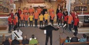 Der Jugendchor der Stadtkirche Winterthur singt «Jauchzet Gott alle Lande» in der katholischen Kirche Wildhaus. (Bild: Adi Lippuner)