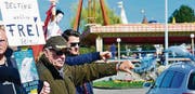 Richard O'Barry steht neben anderen Demonstranten vor dem Connyland. (Bild: Donato Caspari)