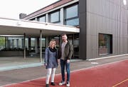 Liegenschaftsverwalterin Cornelia Brändli und Architekt Daniel Gubler vor dem Eingang der umgebauten einstigen Doppelturnhalle. (Bild: Kurt Lichtensteiger)
