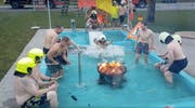 Die Feuerwehr Sennwald erfülte die "Cold Water Challenge". (Bild: Screenshot Youtube/FW Sennwald)