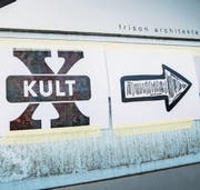 Da geht’s lang: Vor dem Schiesser-Areal weisen Plakate den Weg ins neue Kulturzentrum. (Bild: Andrea Stalder)