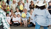 Grosse Überraschung für Sonny Walterspiel (Mitte): Schüler tanzen für sie vor. (Bild: Donato Caspari)