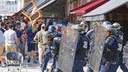 Wüste Szenen in Marseille: Englische, russische und französische Hooligans liefern sich eine Strassenschlacht. Die Polizisten klagen derweil über Ermüdungserscheinungen. (Bild: ap/Darko Bandic)