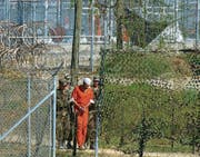Konservative Politiker sehen das US-Gefangenenlager Guantánamo auf Kuba als Modell für Frankreich. (Bild: ap/Andres Leighton)