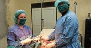Kathrin Krähenmann, Medizinstudentin aus der Schweiz, die in Tansania ein Praktikum absolviert, und der einheimische Arzt Thomas Bayo während eines Kaiserschnitts im Spital von Endamarariek. (Bild: PD)