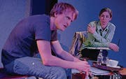 Der Schüler Chris (Gabor Nemeth) und seine Lehrerin Frau Stöhr (Anja Tobler) treffen sich zum Krisengespräch in einem Café. (Bild: pd)