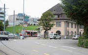 Die Situation der Bahnhofskreuzung heute. Durch den Bau des Kreisels soll die Verkehrssicherheit massiv erhöht werden. (Bild: Andy Lehmann)