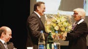 Blumen für Peter Kummer: Stadträtin Barbara Bieger gratulierte dem neuen Ehrenbürger und einstigen Ratskollegen. (Bild: Roger Häni)