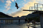 Hoch hinaus: Die Kinder in der Badi Unterwasser hatten am Wochenende grossen Spass. (Bilder: PD)
