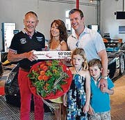 Andrea und Peter Steinmann mit Lynn und Yann werden von Fredy Lienhard begrüsst. (Bild: pd)