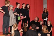 Inmitten seiner Schar junger Schauspielerinnen und Schauspieler freut sich Florian Rexer über die Ankündigung, dass er den diesjährigen Amriswiler Kulturpreis erhalten wird. (Bild: Manuel Nagel)