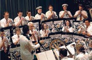 Ahoi: Die Eggersrieter Musikanten gehen mit ihrem Kapitän auf Weltreise. (Bild: Fritz Heinze)