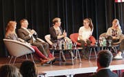 Suzi LeVine (Mitte) diskutierte mit Schülerinnen und Schülern der Kantonsschule Wil. (Bild: pd)