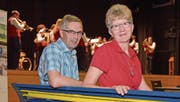 Jörg und Trudi Heuer geniessen von ihrem neuen Bänkli aus das Zwischenspiel der Musikgesellschaft Helvetia Mettlen. (Bilder: Mario Testa)