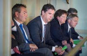 Mike Franz verfolgt seine Wahl auf der Tribüne des Frauenfelder Rathauses, umgeben von zukünftigen Bankratskollegen. (Bild: Andrea Stalder)