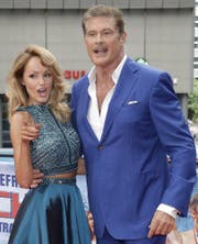 Mit Schnauz: David Hasselhoff mit Hayley Roberts. (Bild: A3637/_JÖRG CARSTENSEN (DPA dpa))