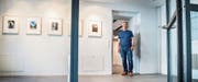 Auf der Jagd nach der perfekten Momentaufnahme: Gianni Kuhn zeigt in der Stadtgalerie Baliere Fotografien von seinen Streifzügen durch Paris. (Bild: Andrea Stalder)