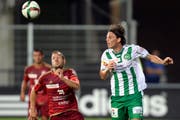 Pascal Thrier (rechts),der von einer Muskelverletzung genesen ist, dürfte heute gegen die Grasshoppers den gesperrten Martin Angha in St.Gallens Innenverteidigung ersetzen. (Bild: Keystone)