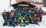 Herumkasperln für das Gruppenfoto: Schüler der Primarschule Hüttwilen im Skilager in Flumserberg. (Bild: PD)