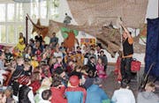 Der Zauberer Mike Magic hat für die Pfyner Fasnachtsbutzen allerhand Tricks auf Lager. (Bild: Manuela Olgiati)
