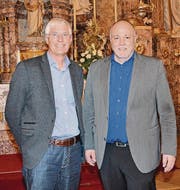 Schulratspräsident Orlando Simeon (rechts) und Gemeindepräsident Christoph Häne legten am Freitag in der katholischen Kirche Rechenschaft über Schule und Gemeinde ab.
