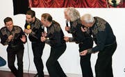 Auf der Bühne geben die fünf Sänger von The Vocal Band aus Buchs mit ihrem temperamentvollen Auftritt alles. (Bild: Heidy Beyeler)