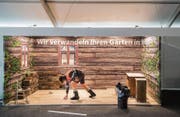 Der Aufbau der Gewerbeschau hat begonnen: Die Stände im Zelt auf der Bundwiese nehmen immer mehr Form an. (Bild: Urs Bucher)