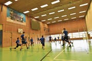Trainer Dritan Cuko (4. v. l.) leitet das Einwärmen der Volleyballschüler in der Tellenfeld-Sporthalle. (Bild: Tobias Bolli)