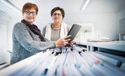 Ines Gamboni, Standortleiterin Tägerwilen, im Gespräch mit Doris Egli, der Geschäftsführerin der Spitex Region Kreuzlingen. (Bild: Andrea Stalder)