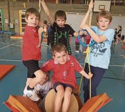 Kinder turnen bei «Steckborn aktiv» auf einem Gerät der Bewegungslandschaft. (Bild: PD)
