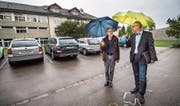 Schulleiter Kurt Alder und Primarschulpräsident Thomas Wieland auf dem Parkplatz beim Martin-Haffter-Schulhaus. (Bild: Reto Martin)