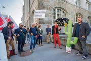 Ein Kaktus mit Blume für Volkswirtschaftsdirektor Benedikt Würth: Kundgebung der Gewerkschaften gestern in St. Gallen. (Bild: Urs Bucher)