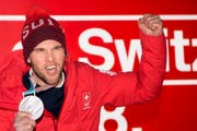 Marc Bischofberger feiert seine Medaille. (Bild: JEAN-CHRISTOPHE BOTT (KEYSTONE))