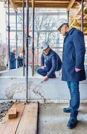 Besichtigung des Schadens: Wolfgang Bosshart, Leiter der Geschäftsstelle Thurgau/Schaffhausen von Implenia Schweiz AG, und der Weinfelder Schulpräsident Thomas Wieland auf der Baustelle. (Bild: Andrea Stalder)
