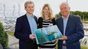 Die Buch-Initianten Daniel Dietsche (links) und Adi Fischer mit Sonja Blumauer, die das neue Buch über den Alten Rhein gestaltet hat. (Bilder: Rudolf Hirtl)