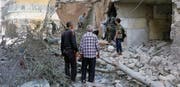 Anwohner suchen in Aleppo nach den erneuten russisch-syrischen Bombardements in der Nacht auf gestern nach Opfern. (Bild: «Weisshelme» via AP)