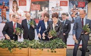 Glücksklee pflanzen statt mit dem Spaten stechen: Thomas Baumgartner (AB-Direktor), Fredy Brunner (AB-Verwaltungsratspräsident), Marianne Koller (Regierungsrätin AR), Patrizia Adam (Stadträtin St. Gallen), Beni Würth (Regierungspräsident St. Gallen) und Daniel Fässler (Stillstehender Landammann AI). (Bild: Urs Bucher)