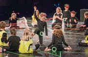 Die Spinnen verscheuchen und ihr Netz selber nutzen: Schulkinder aus Kesswil auf der Theaterbühne der Lokremise St. Gallen. (Bild: Michel Canonica)