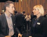 Stephan Wettstein und Nicole Soller tauschen sich am Rande des 9. Jungunternehmerforums in Amriswil aus. (Bild: Martin Sinzig)