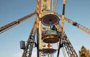 Die Heimatgondel ist auch auf dem Riesenrad an der Wega im Einsatz. Das Stapferhaus Lenzburg befragt Besucherinnen und Besucher zu ihren Heimatgefühlen. (Bild: PD)