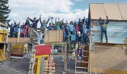 Stolz und Freude sind offensichtlich: Das Bauteam auf der Kinderbaustelle hat auch am letzten Aufbautag zugepackt – und wird dies auch beim Abbau tun. (Bilder: Thomas Schwizer)