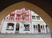 Vor drei Jahren hatten Burkhard und Luisa Kreyenbühl die markanten Bürgerhäuser in der Altstadt saniert. Den Standort Arbon der Apotheke und des pharmazeutischen Labors werden sie Ende 2017 aufgeben. (Bild: Max Eichenberger)