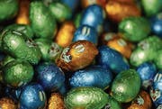 Verstreut auf einem Waldweg lagen die Schokoladeneier, eine lebendigere Erinnerung an die Eltern als deren Grab. (Bild: Reto Martin)