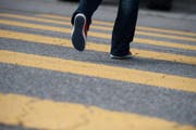 Der 81-jährige Fussgänger wurde in Wil frontal vom Auto erfasst und auf die Strasse geschleudert. Er verstarb an den erlittenen Verletzungen. (Symbolbild) (Bild: GIAN EHRENZELLER (KEYSTONE))
