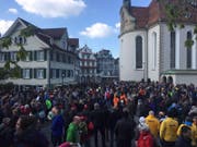 Das St.Galler Staatspersonal demonstriert zahlreich für die Ausfinanzierung seiner Pensionskasse.