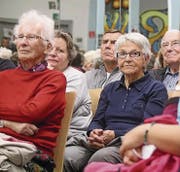 Aufmerksame Zuhörerschaft am Informationsabend zum Thema Alter im Steiner Jugendcafé. (Bild: Peter Spirig)