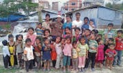 Ihnen bleibt nicht mehr, als gute Miene zum bösen Spiel zu machen: Flüchtlingskinder in Kathmandu vor ihrer Wellblechhüttensiedlung. (Bild: pd)